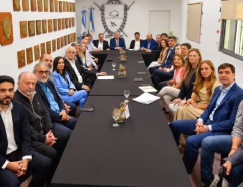 Kicillof se aleja de CFK y arma un bloque de gobernadores 