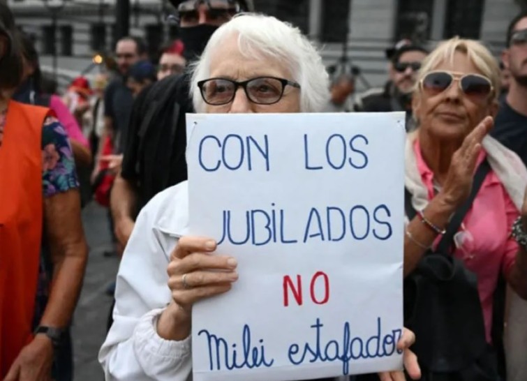 Golpe al bolsillo: las jubilaciones cayeron un 27,4% con la fórmula de Milei