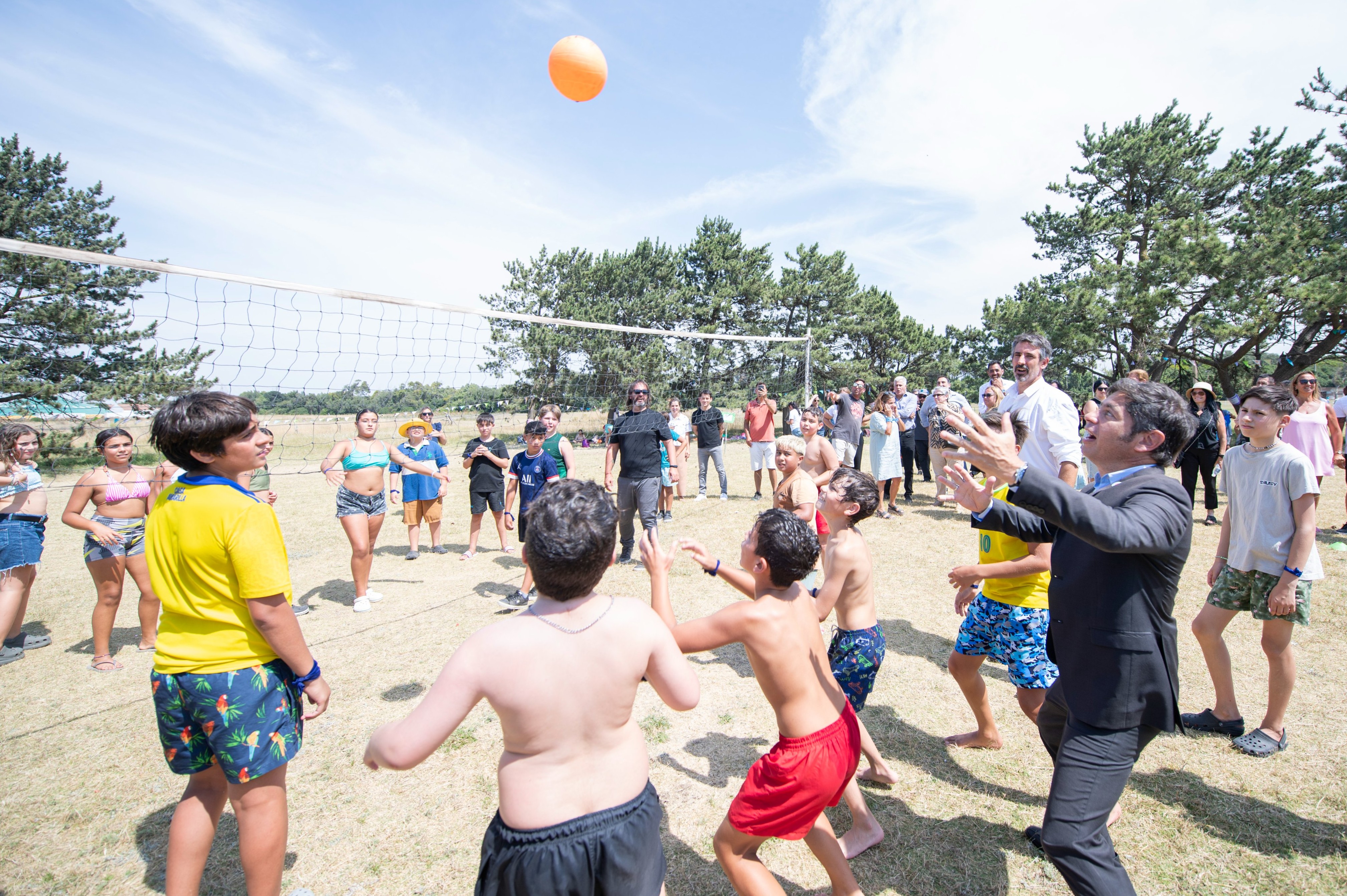 Kicillof refuerza su liderazgo en el PJ con recorridas de verano 