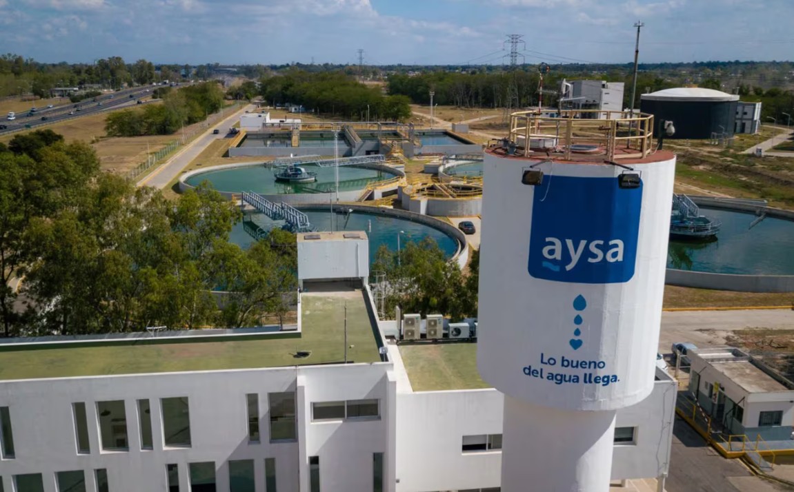 El Gobierno inicia la venta de AySA en el marco de la Ley Bases