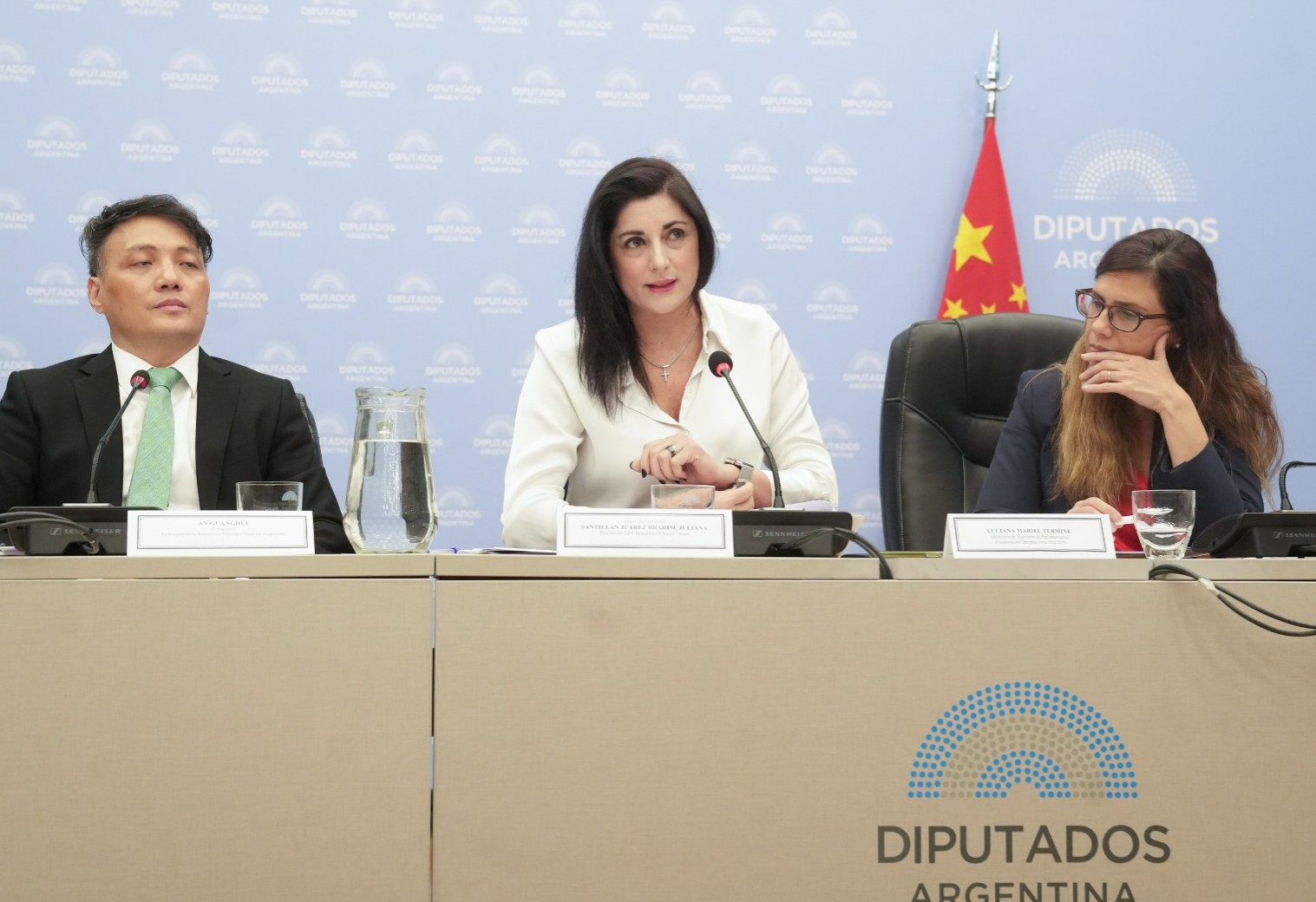 Diputados de LLA viajaron a China y la oposición salió cuestionarlo