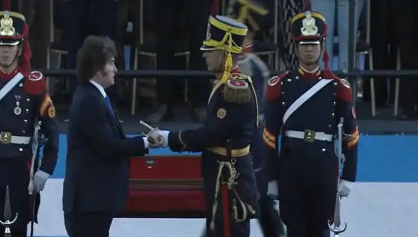 Milei devolvió el sable corvo de San Martín a Granaderos: "Es un acto de justicia histórica”