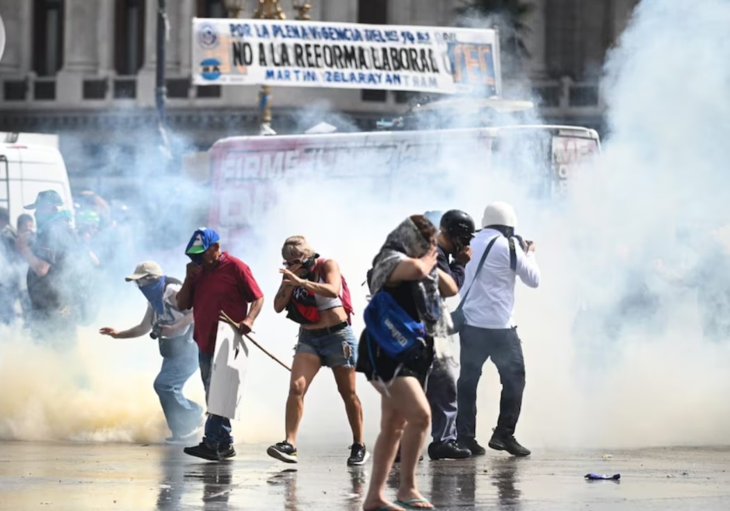 Incidentes en la marcha contra la reforma laboral: gases y bombas molotov 