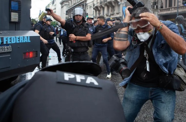Motosierra al periodismo: el Gobierno limita el trabajo en las protestas 