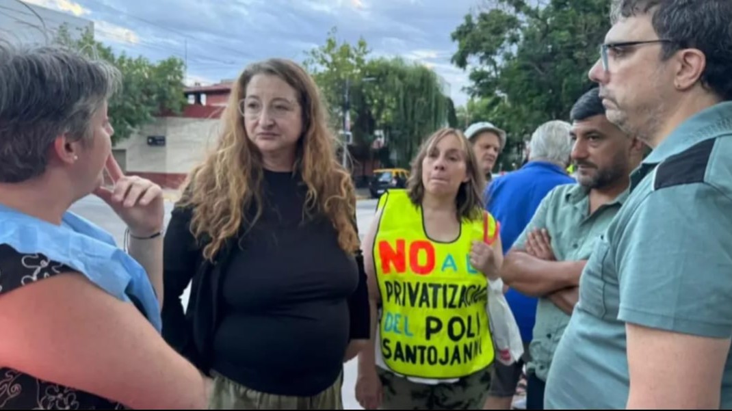 Espiño apoyó la resistencia vecinal a la privatización del polideportivo de Liniers