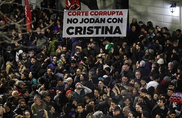 Militancia en guardia: vigilia por la declaración de Cristina ante la Justicia