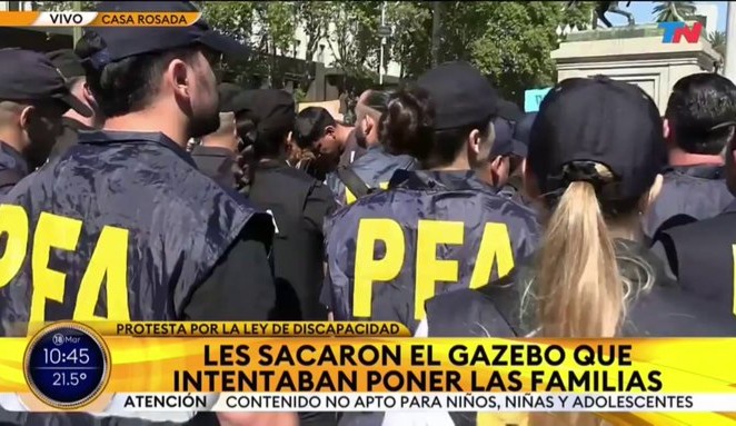 Incidentes en Plaza de Mayo con familiares de personas con discapacidad 