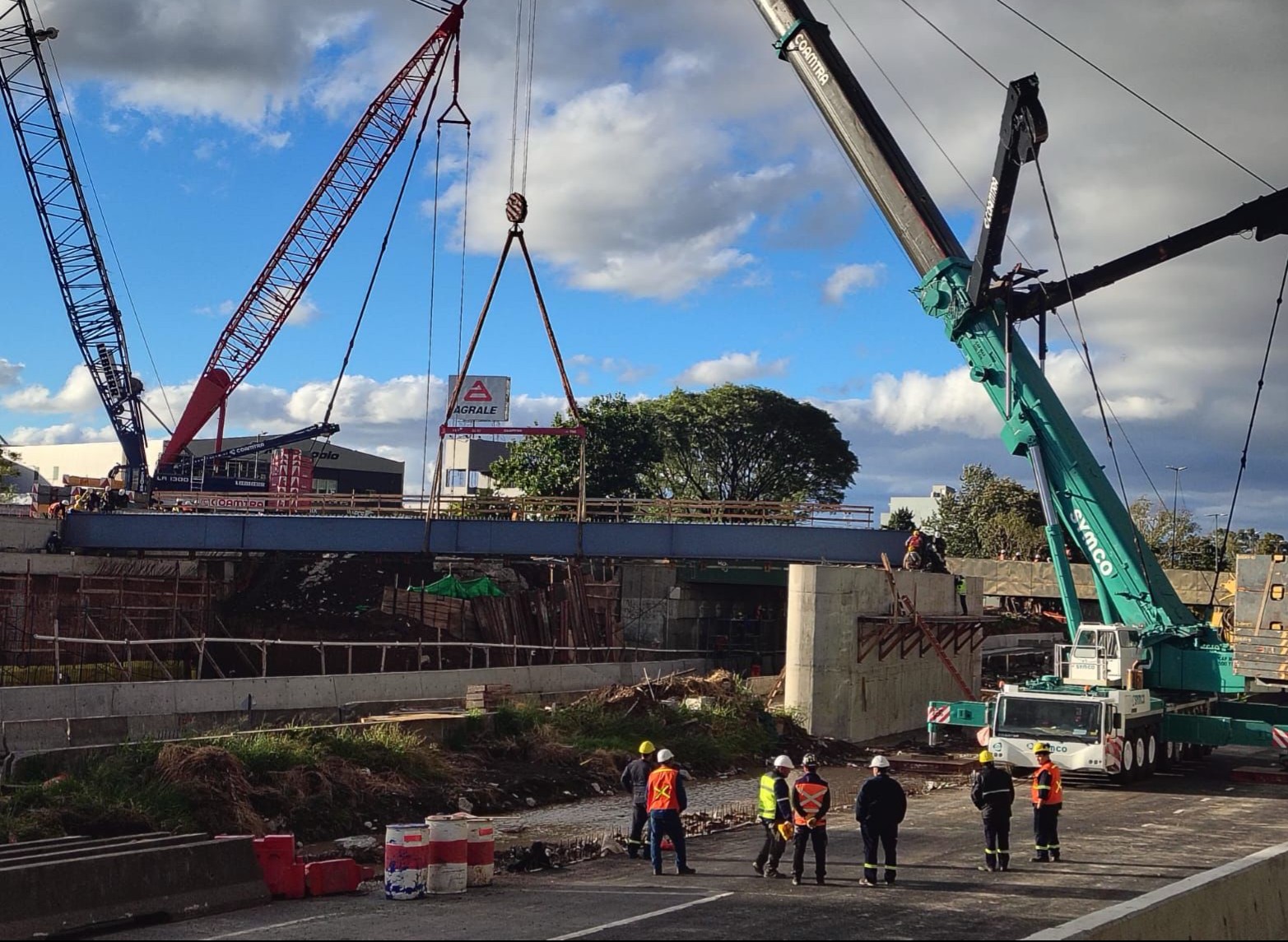 Reabrió la Autopista Dellepiane en ambos sentidos tras montar dos nuevos puentes