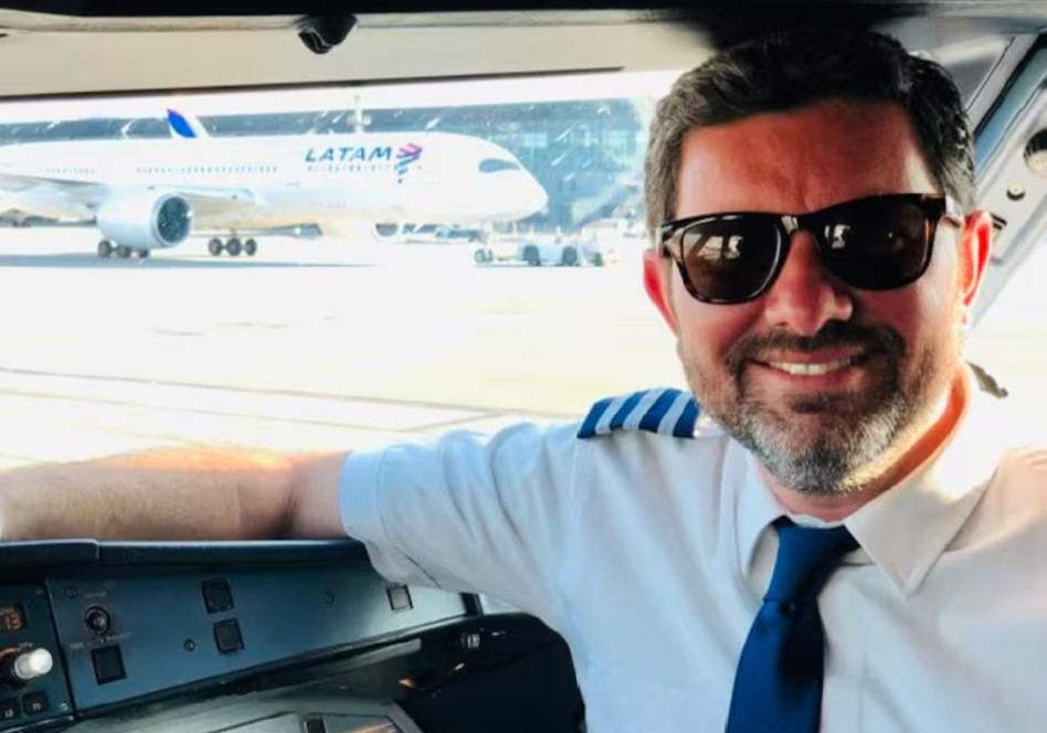Posibles favores en la mira: el piloto del vuelo de Adorni se presentó a declarar