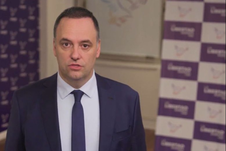 Preocupado, Adorni ya conrató un abogado