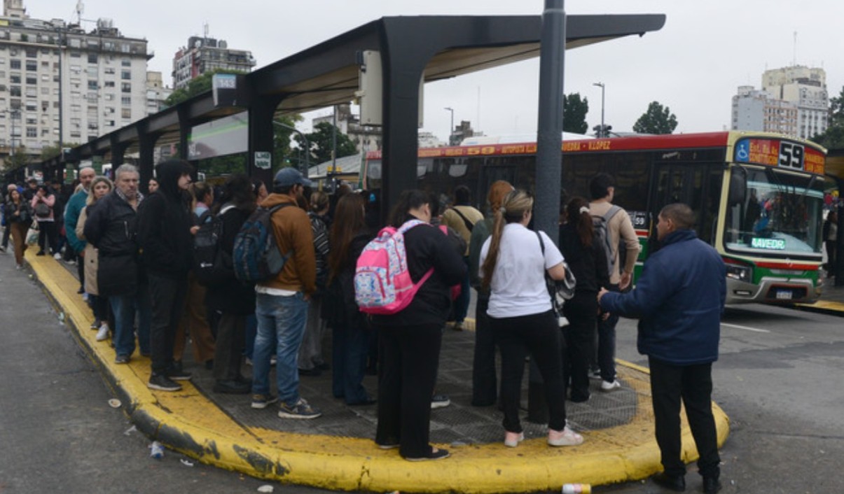 “Pagamos más y viajamos peor”: la bronca de pasajeros por la quita de servicios