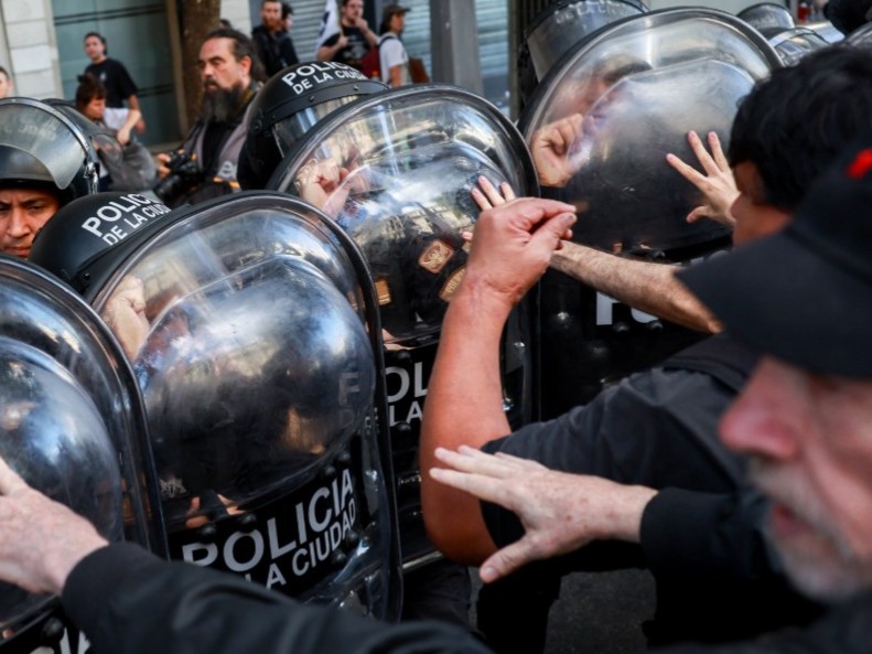 Choques entre Policía y manifestantes por la Ley de Glaciares: hubo detenidos