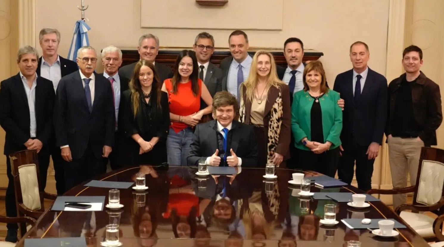 Mientras la crisis golpea, los ministros de Milei duplicaron sus sueldos