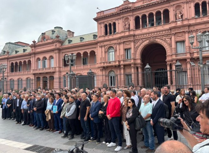Intendentes se plantan ante Caputo por la crisis del combustible