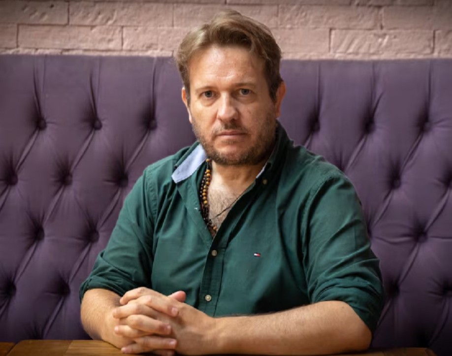 El biógrafo de Milei pidió la renuncia del "sinvergüenza" de Adorni