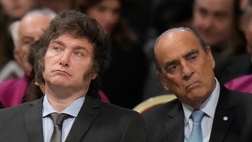 Encuesta: la imagen de Milei cae y un exfuncionario lo supera