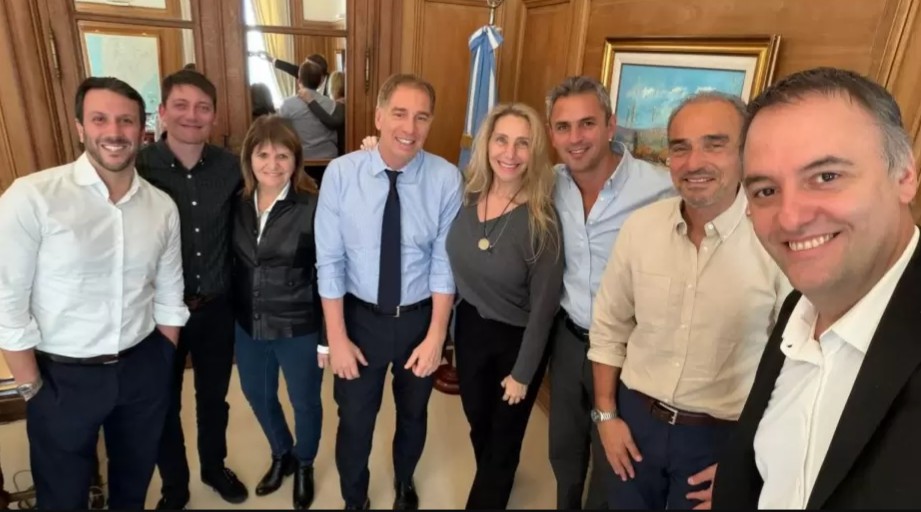 Adorni reunió a la mesa política: dos reformas al Congreso