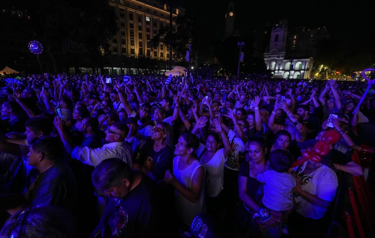 Una multitud recordó al Papa Francisco con el padre DJ