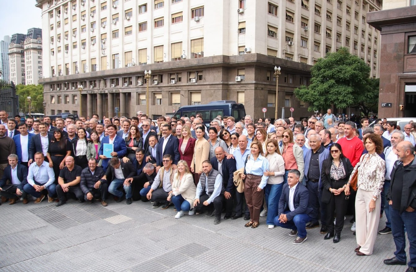 Fuera de la ley: Caputo retiene $6 billones y desata tormenta legal