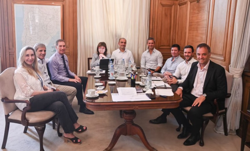 La mesa política ordena la agenda y prepara el informe de Adorni