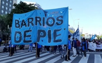 Barrios de Pie protesta en la sede de LLA por recorte de planes sociales