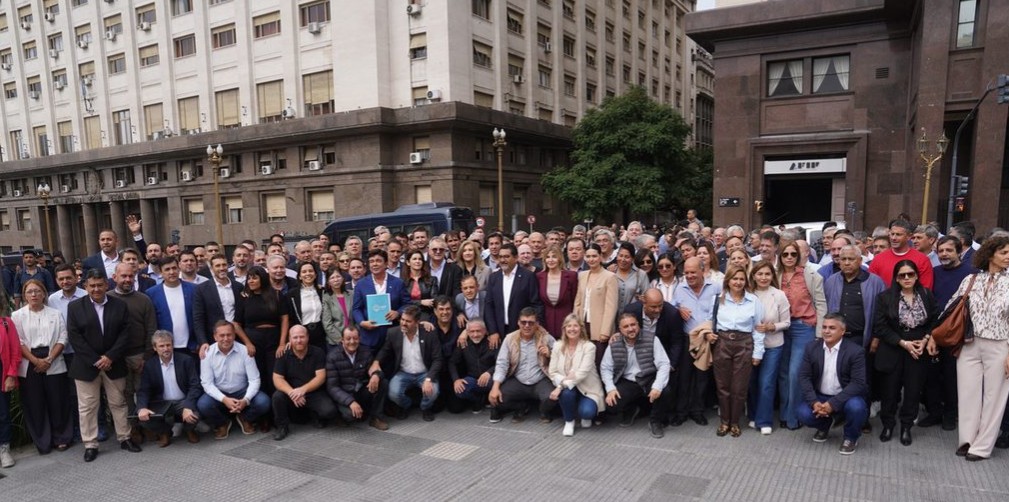 Intendentes marchan a Capital Humano por fondos de asistencia alimentaria