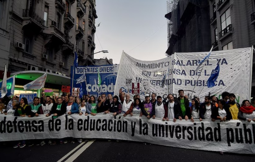 Marcha Universitaria: las columnas comienzan a llegar a Plaza de Mayo