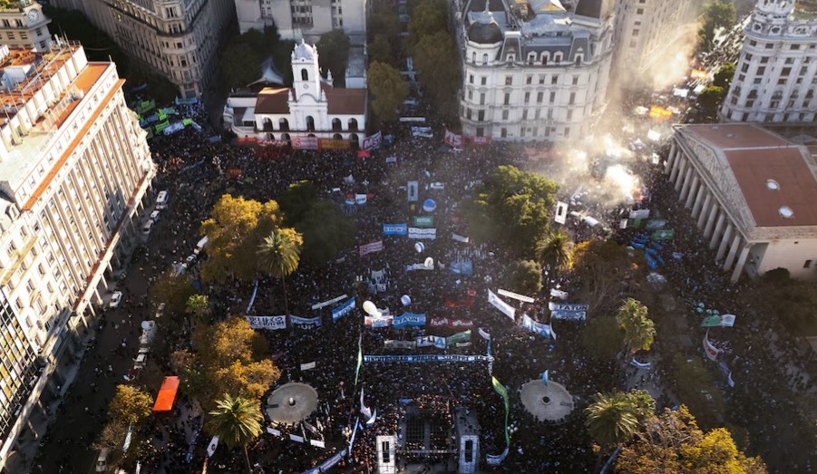 Multitudinaria marcha universitaria en reclamo por la ley de financiamiento