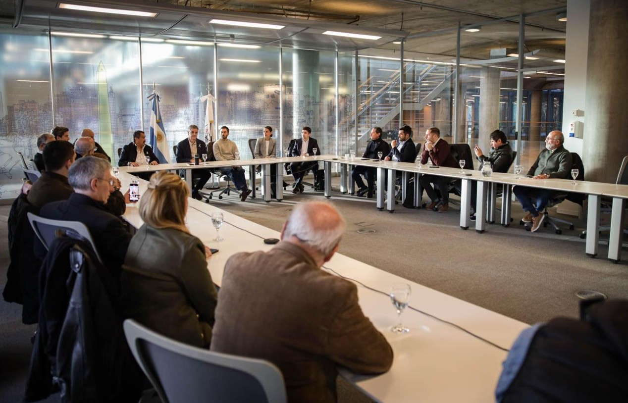 La Ciudad ordena las aplicaciones de viaje y moderniza el sistema de taxis