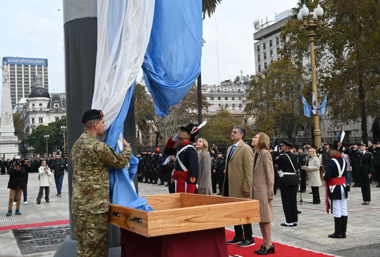 Jorge Macri encabezó el izamiento de la bandera en Plaza de Mayo