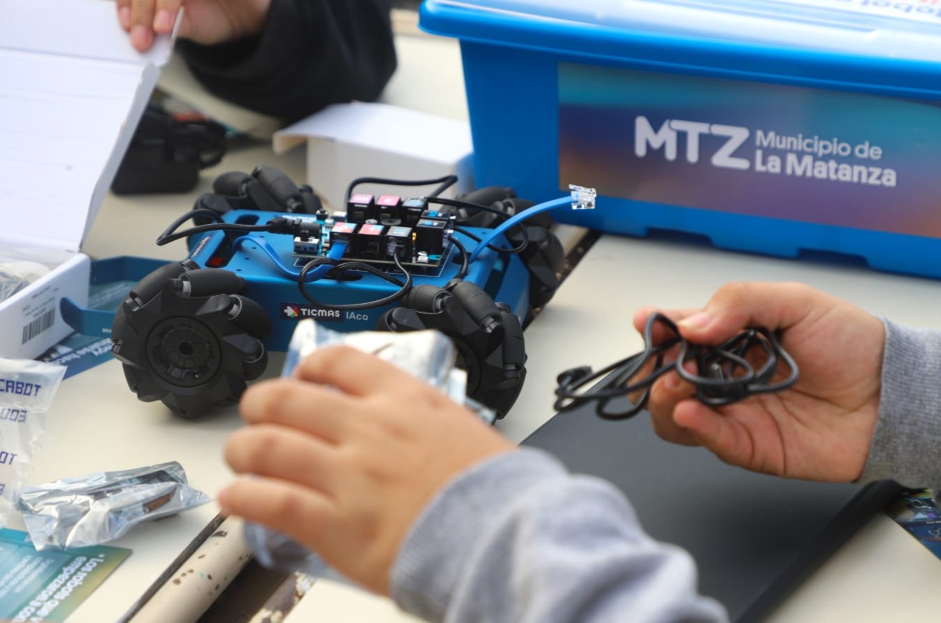 La Matanza fortalece la enseñanza en robótica e IA en las escuelas secundarias 