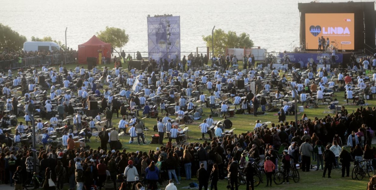 Frente a una multitud, más de 500 bateristas tocaron en CABA