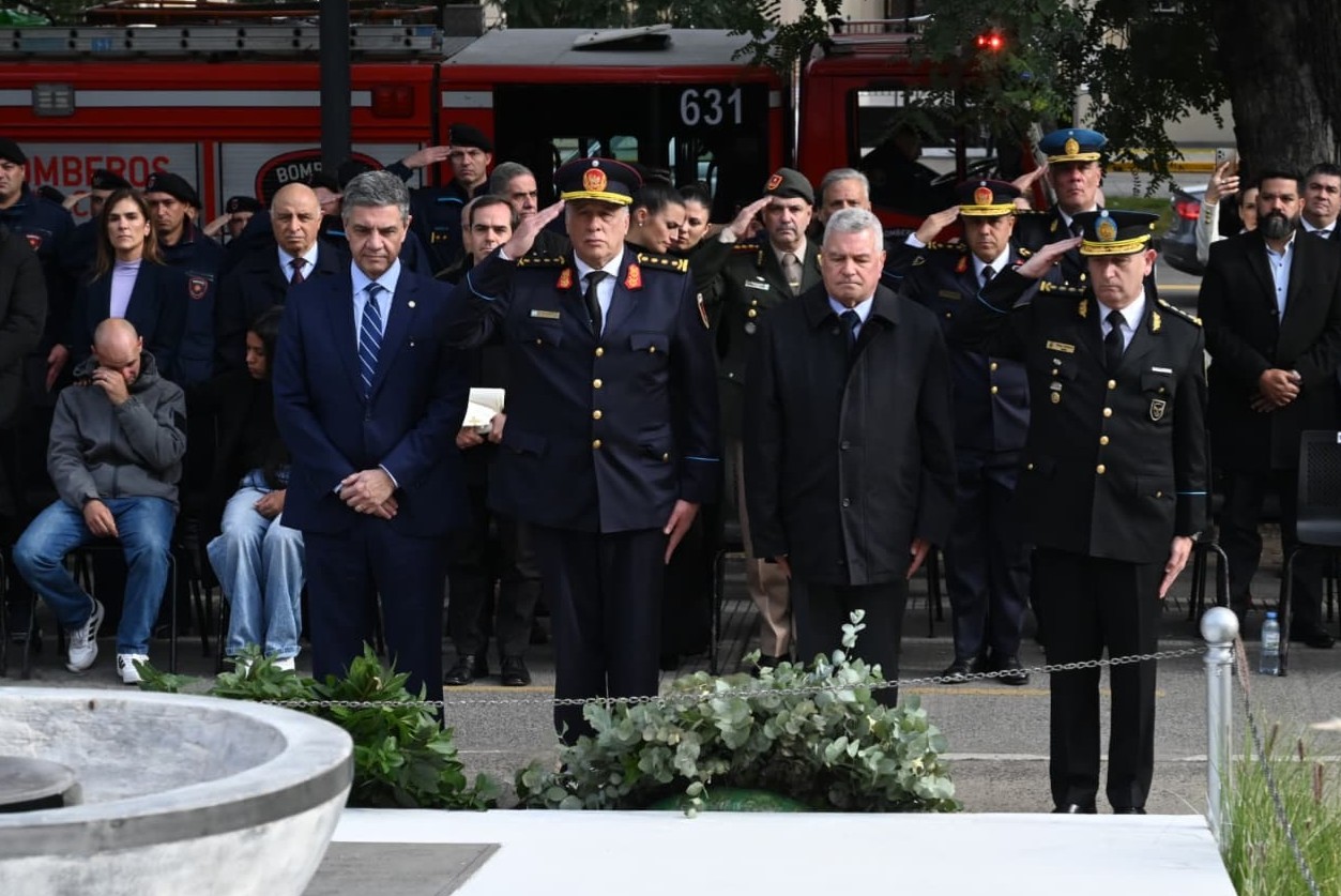 La Ciudad rindió homenaje a los bomberos fallecidos en servicio