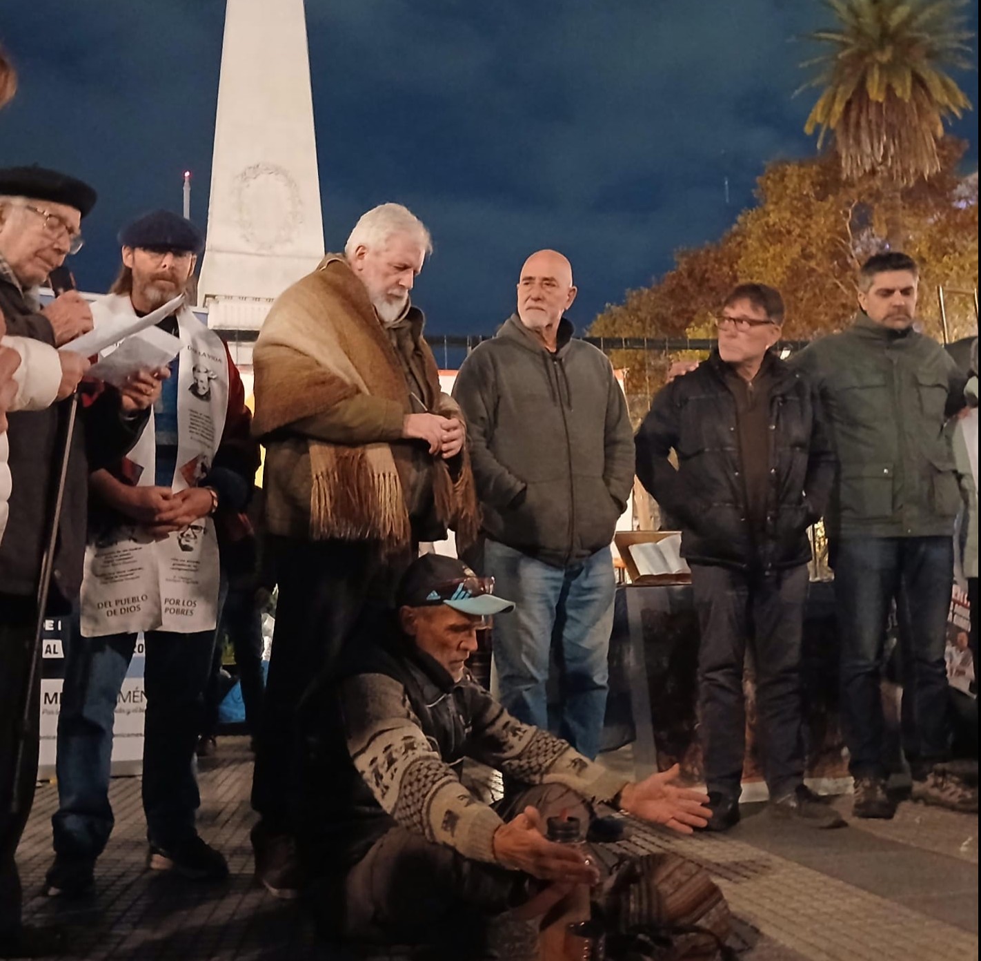 Cuatro sacerdotes y un dirigente social ayunan en Plaza de Mayo 