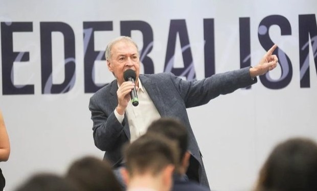 Schiaretti contra Adorni: “No puede seguir”