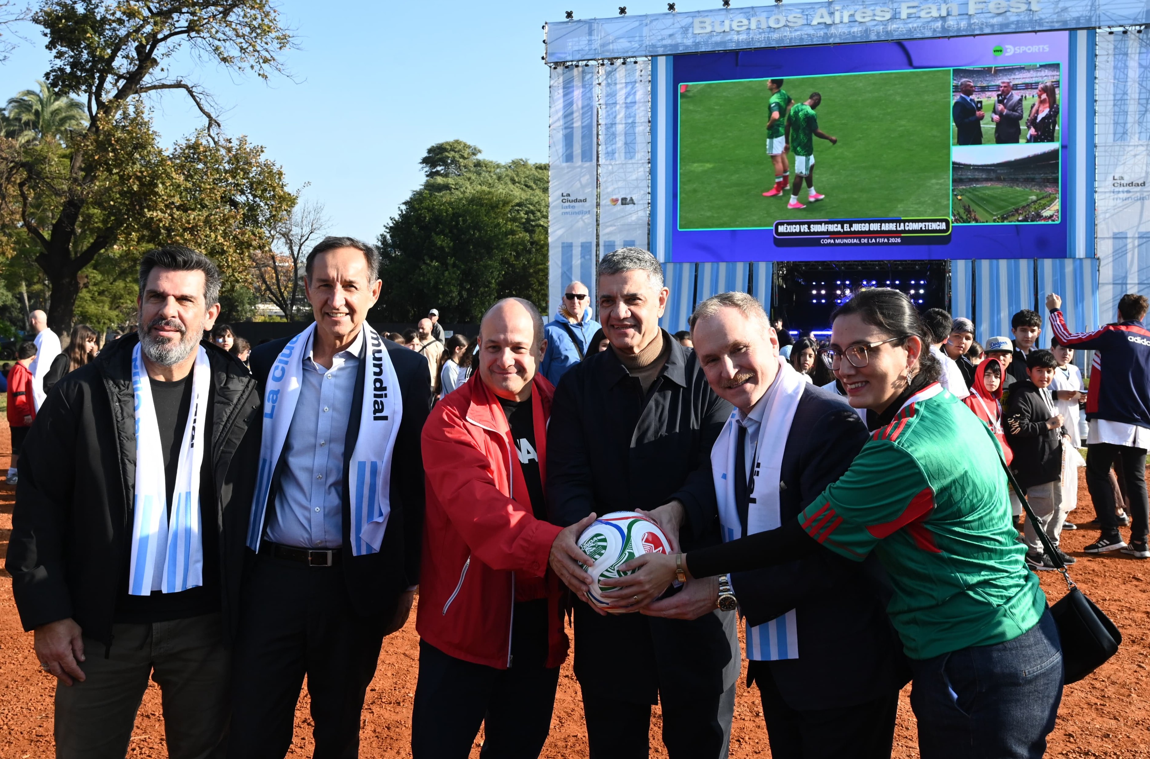 Jorge Macri junto a embajadores en el Fan Fest del Mundial 