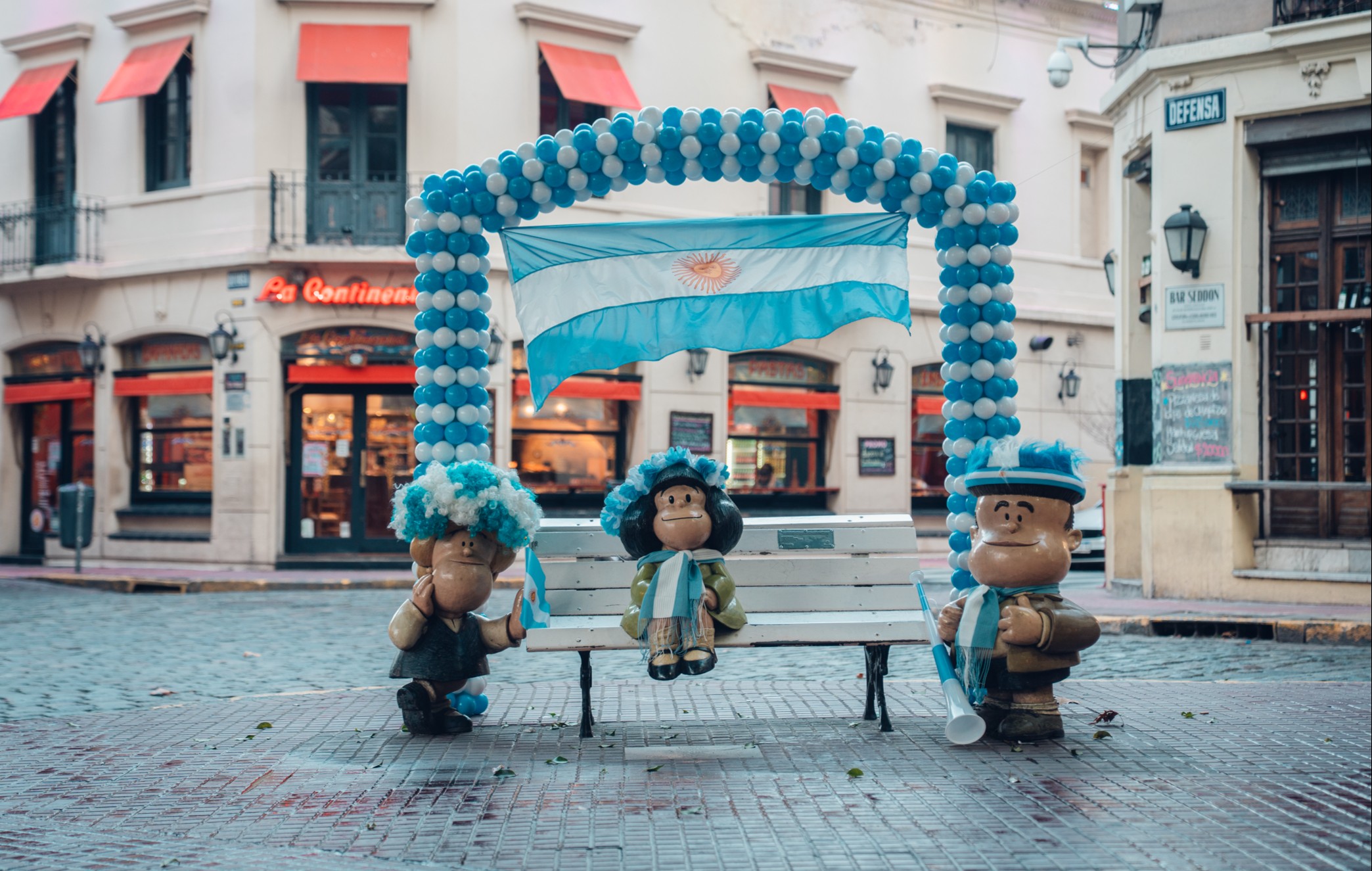 Ciudad, en modo Mundial: Mafalda, el Pensador y un Botero se visten de celeste y blanco