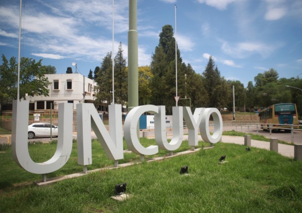 Golpe político a la UCR en la Universidad de Cuyo