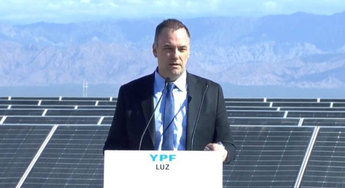  Adorni renunciará también como director de YPF por el Estado 