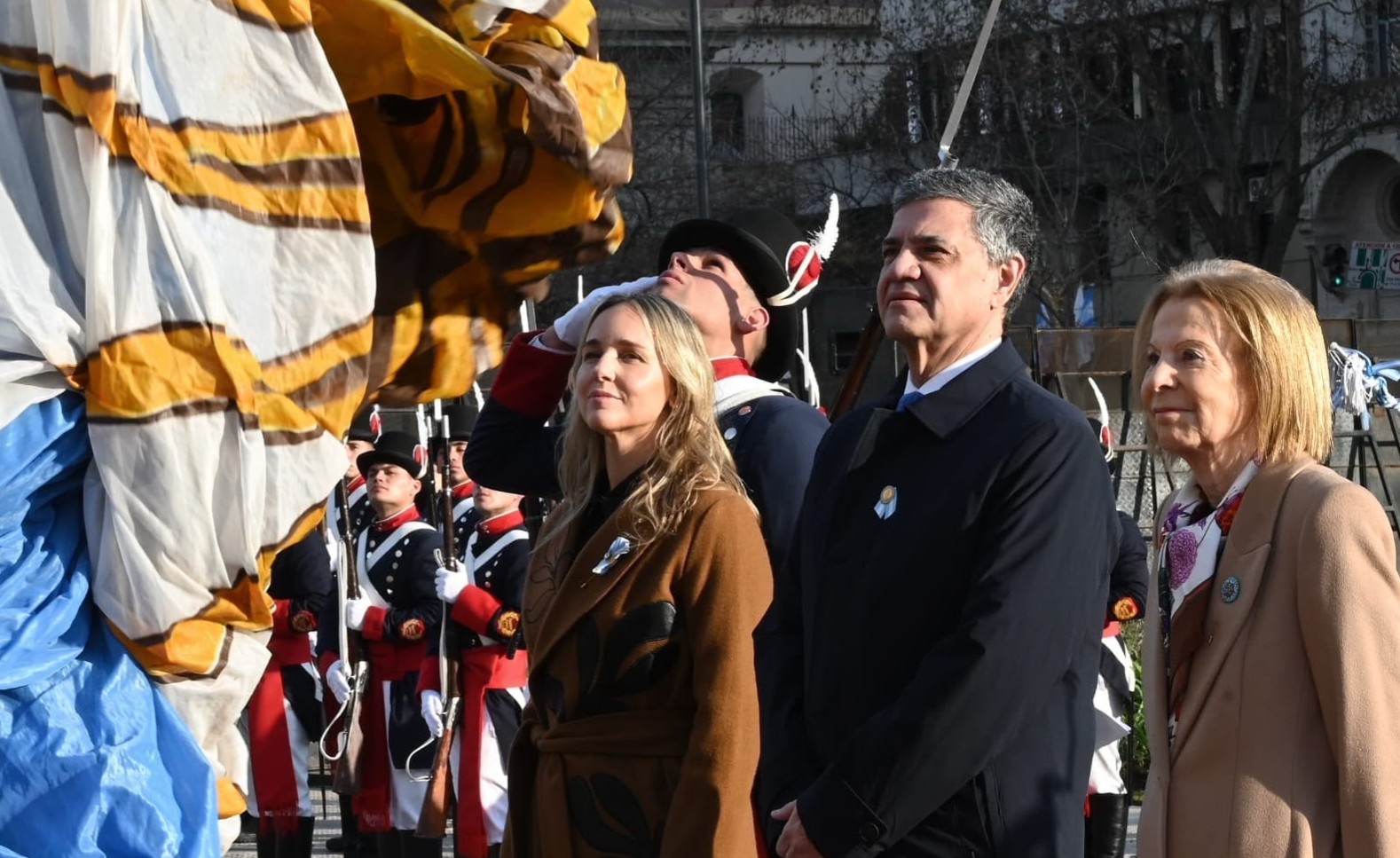 Jorge Macri encabezó el izamiento de la bandera en la Plaza de Mayo