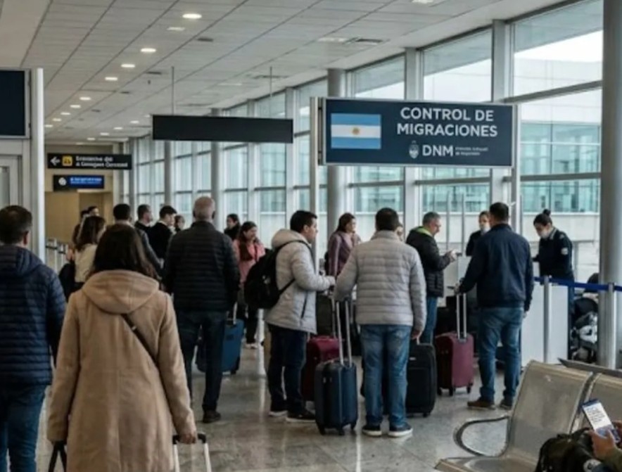Expulsión y veto: el Gobierno endurece la política migratoria  