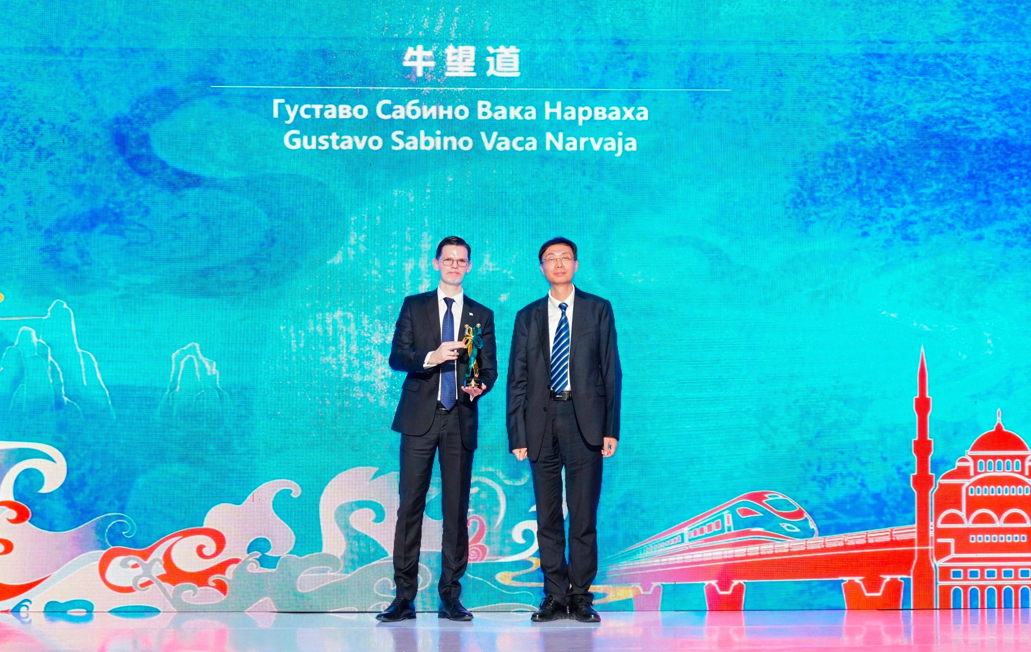 China distinguió a Sabino Vaca Narvaja como “Embajador de la Amistad de la Ruta de la Seda” 