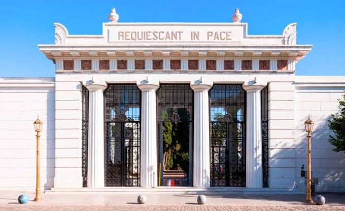 De nicho a barra: el GCBA concesiona una bóveda del cementerio de la Recoleta