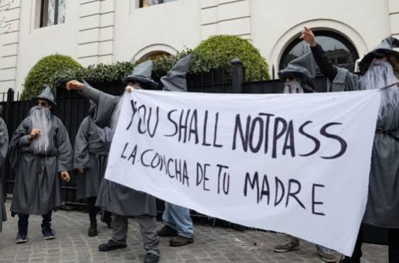 “No pasarás”: contundente protesta contra Peter Thiel