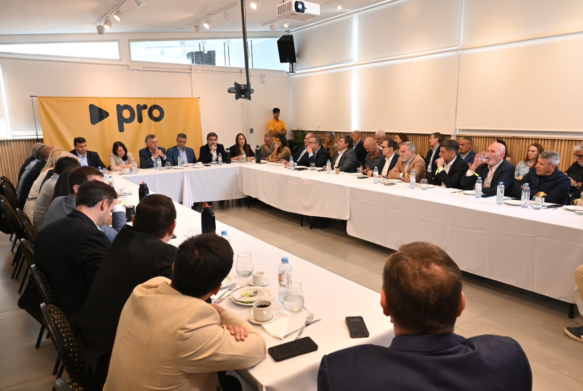El electorado de Pro empuja la unión con Milei  
