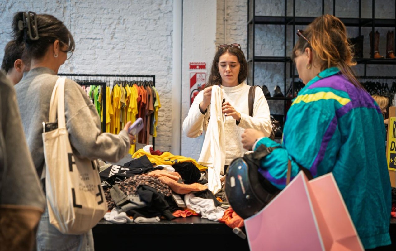 Moda, música y descuentos de hasta el 70% en los outlets de Villa Crespo