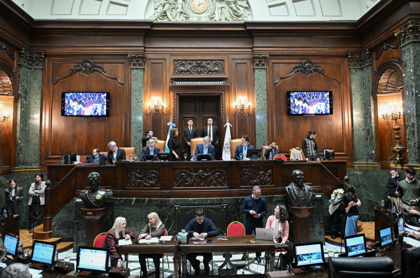 Clubes de barrio, autos abandonados y educación incial