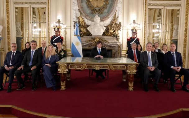 Milei planta bandera en el sur: base naval y sanciones por Malvinas