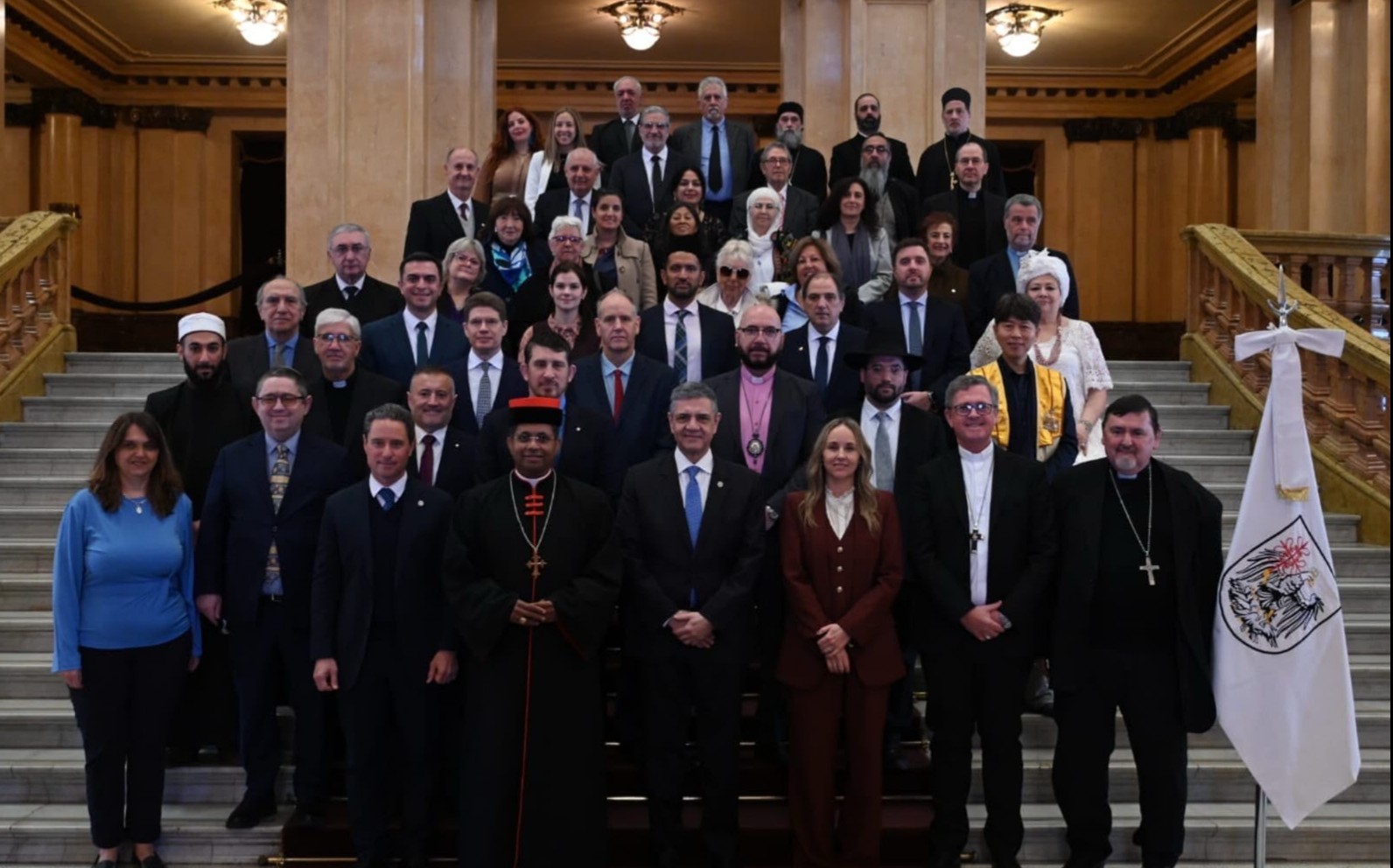 Más de 40 representantes de distintas religiones, con Macri y el cardenal enviado del Papa