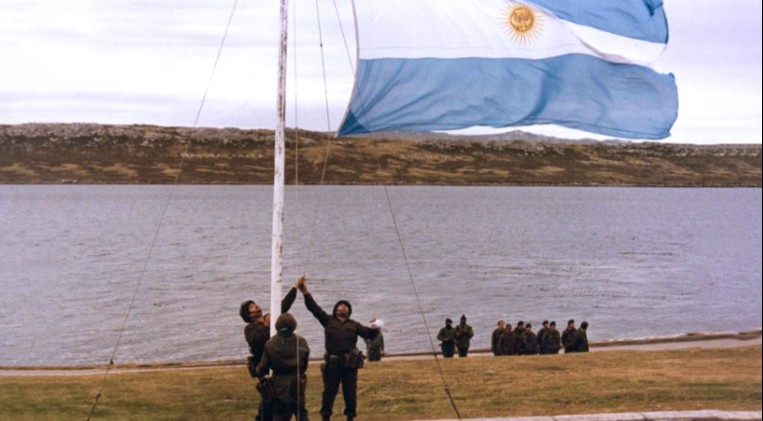 Diputados le piden al Gobierno restituir la bansera que flameó en Malvinas
